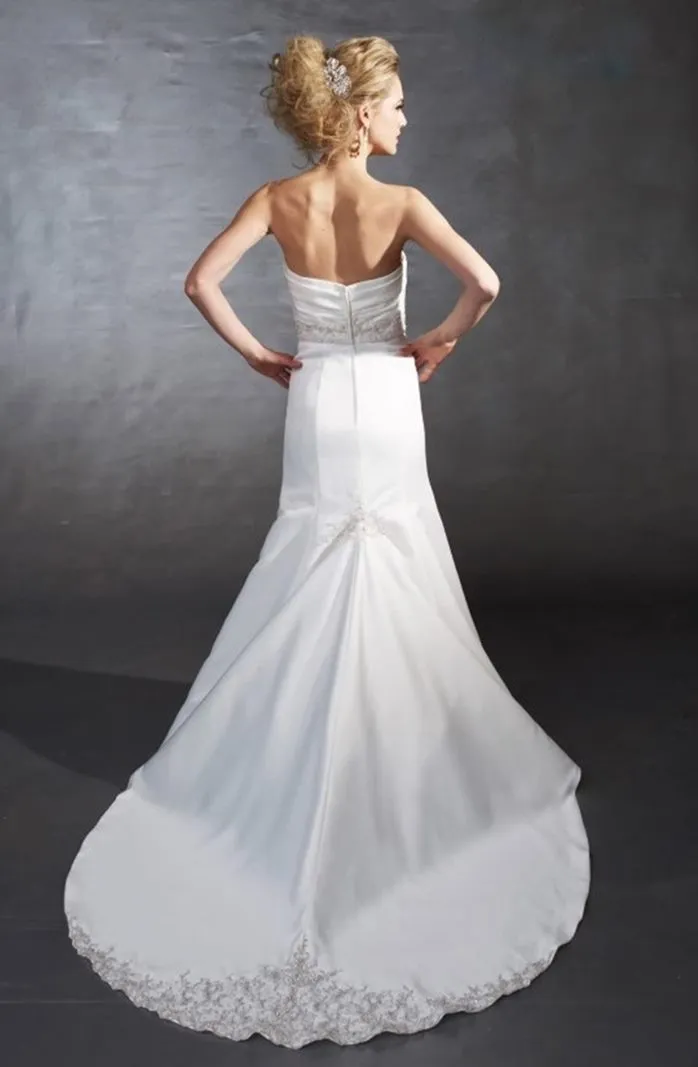 ---Elegant mermaid wedding dress with sweetheart neckline and diagonally draped bustier, crafted in satin with a sinuous and fit