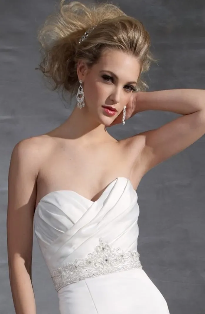 ---Elegant mermaid wedding dress with sweetheart neckline and diagonally draped bustier, crafted in satin with a sinuous and fit