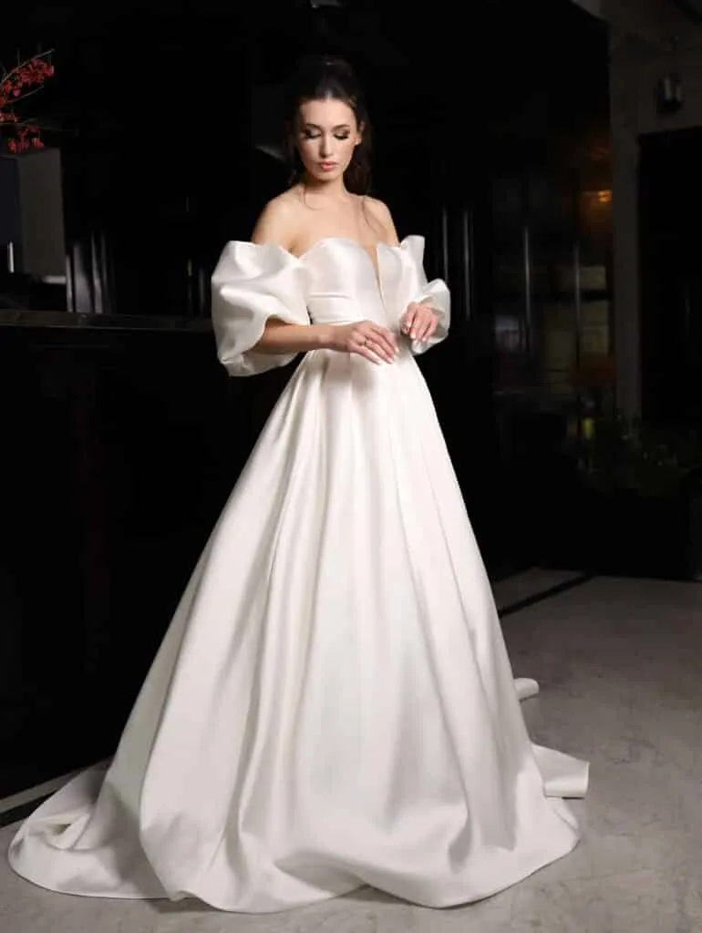 ---Long satin dress with puffed sleeves, deep V-neckline, this is how the new 2022 bridal collection is presented--