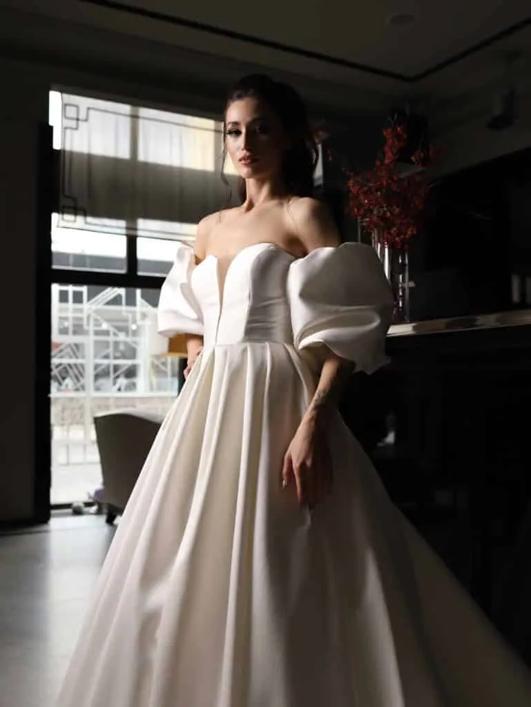 ---Long satin dress with puffed sleeves, deep V-neckline, this is how the new 2022 bridal collection is presented--