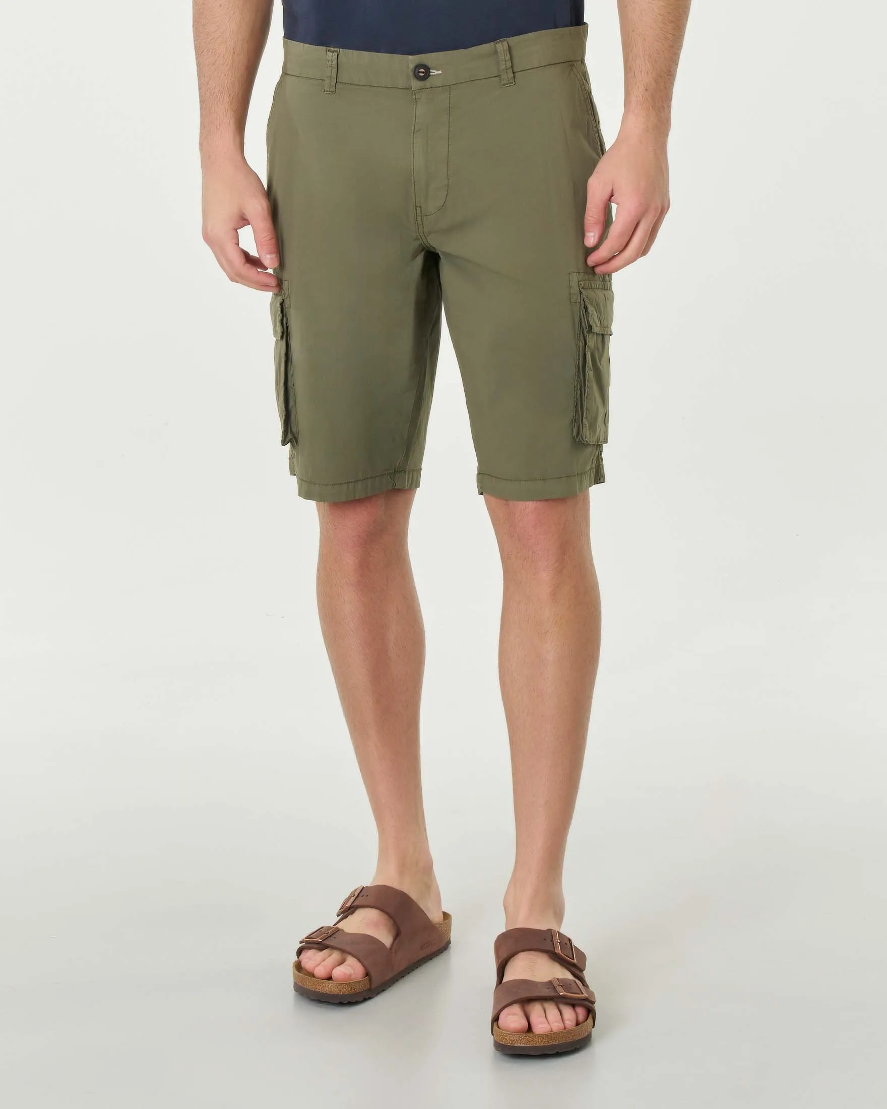 Bermuda cargo verde militare in gabardina di cotone stretch