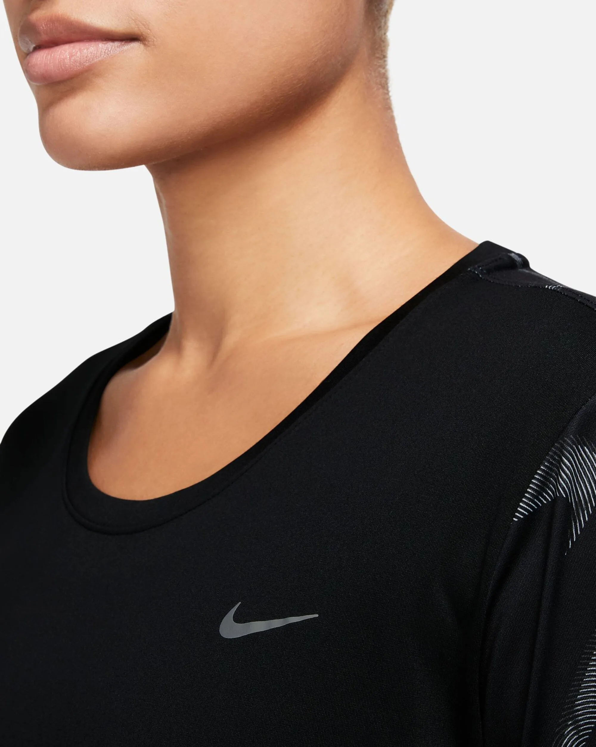 Nike T-Shirt Crop Dri-FIT Swoosh Nero Donna