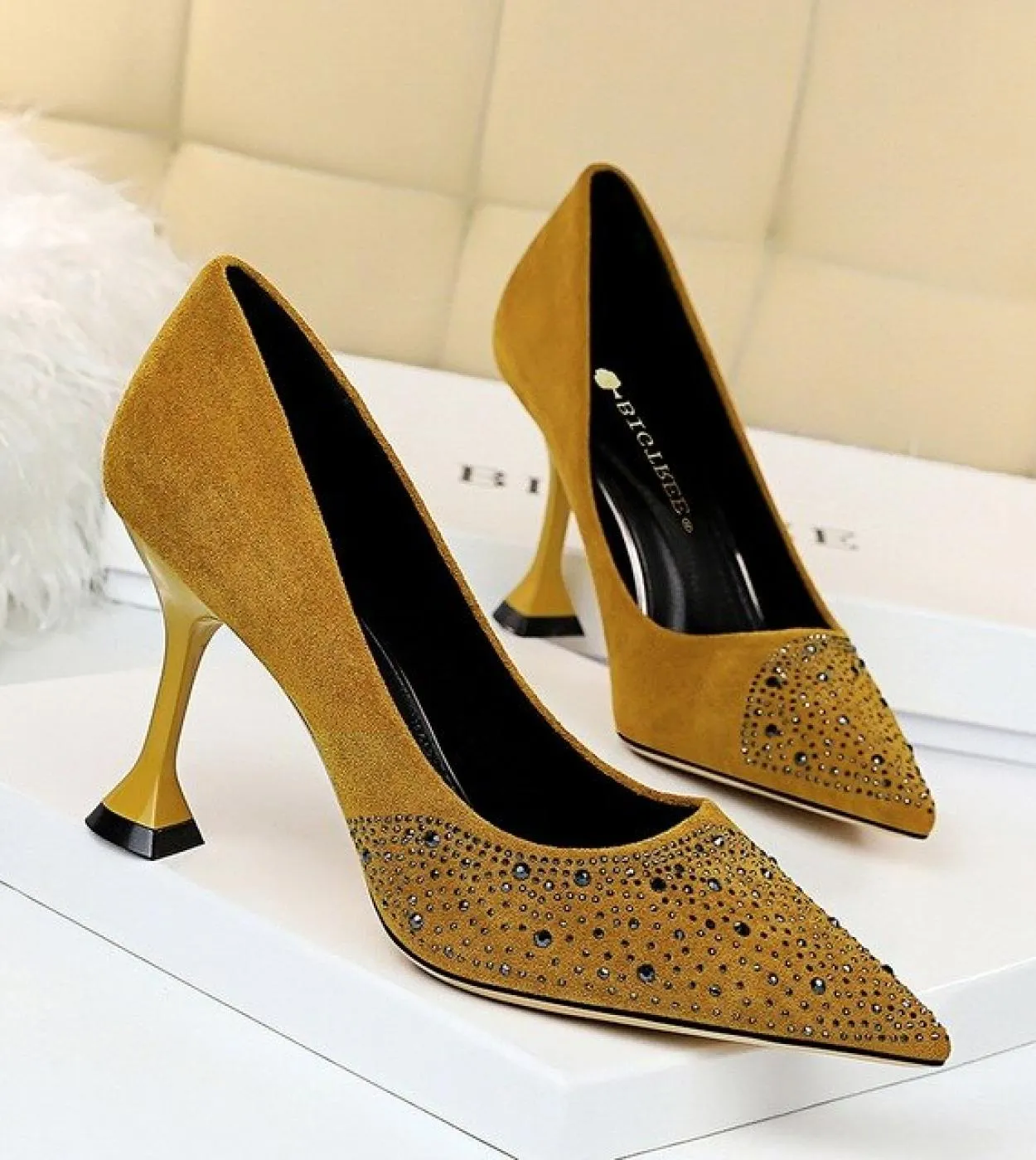 Spring Luxury Women Designer Cat Heel Suede High Heels Crystal Party Heels Big Size Diamond Pointed Valentine Shoeswom