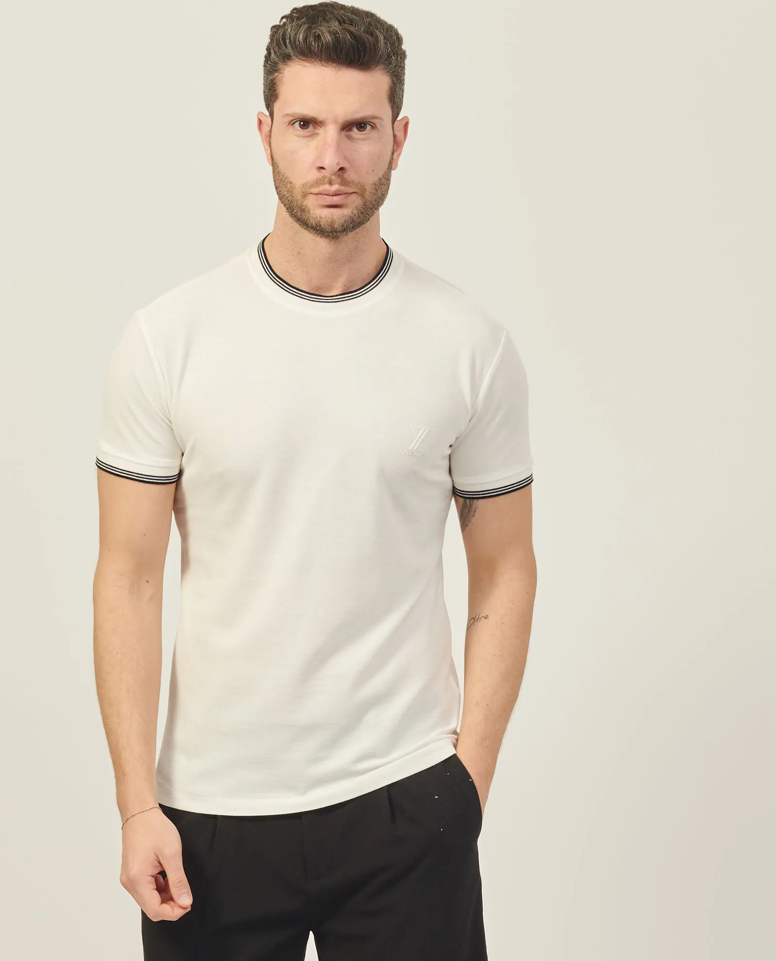 T-shirt girocollo Yes Zee in cotone con righino a contrasto