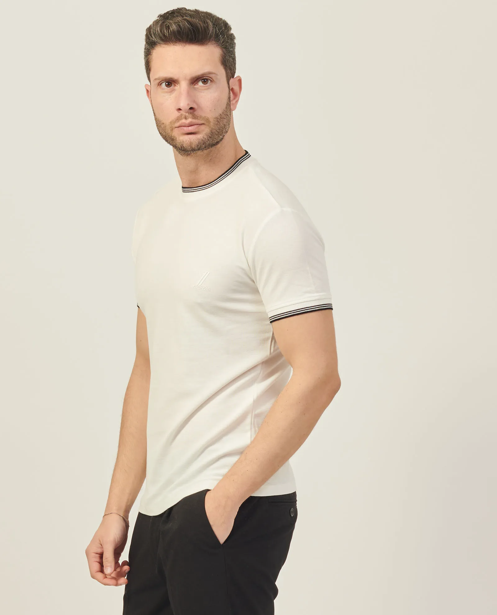 T-shirt girocollo Yes Zee in cotone con righino a contrasto