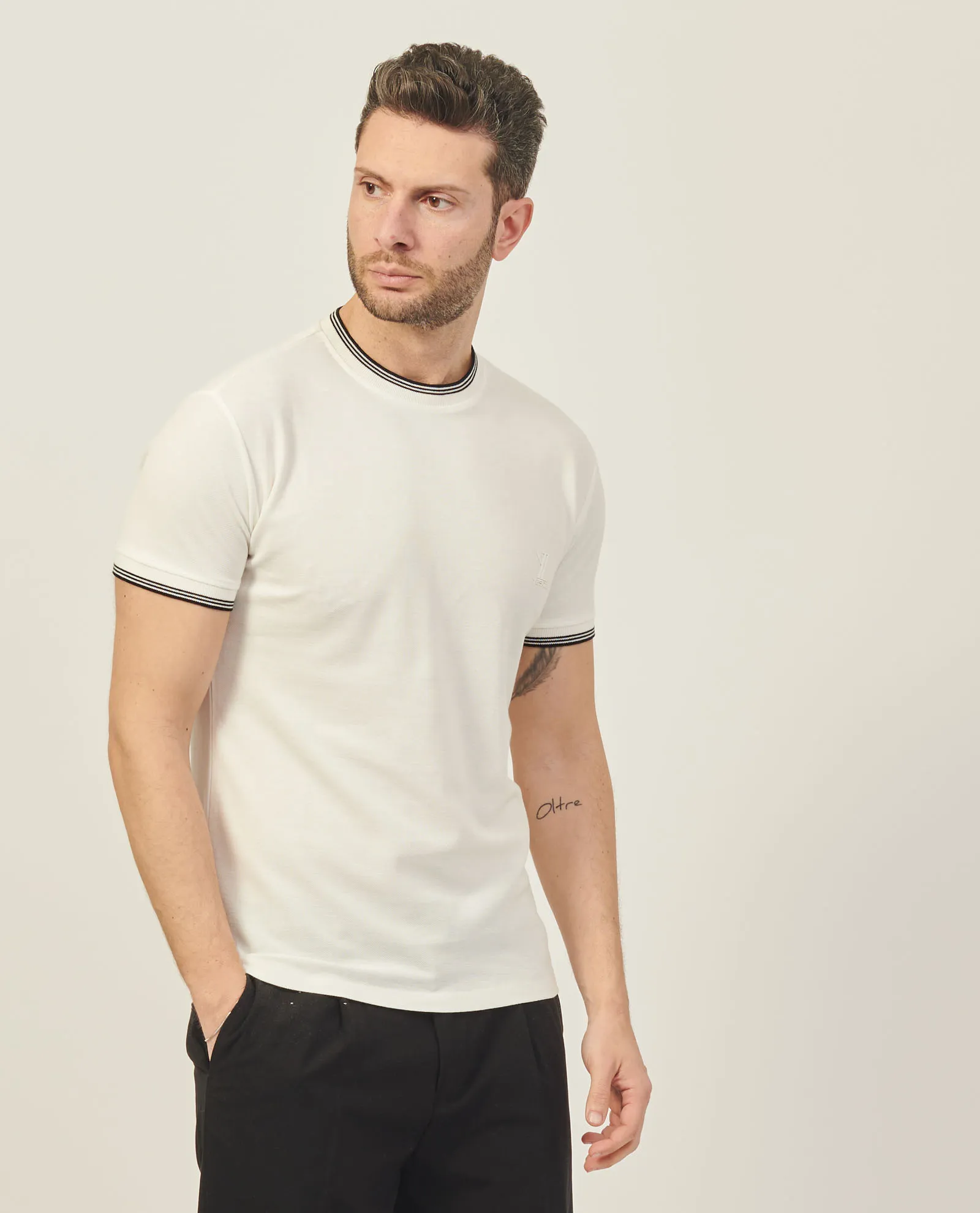 T-shirt girocollo Yes Zee in cotone con righino a contrasto